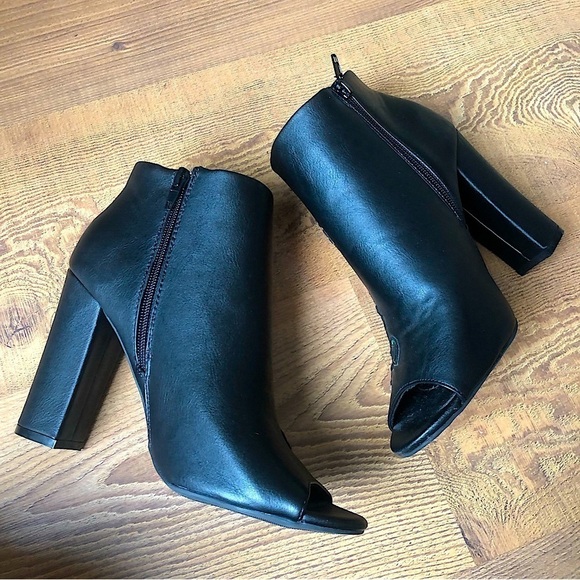 Bamboo NWOTs Black Floral Embroidered Patch Open Toe Wedge Heel Booties Size 8.5 - Picture 6 of 9